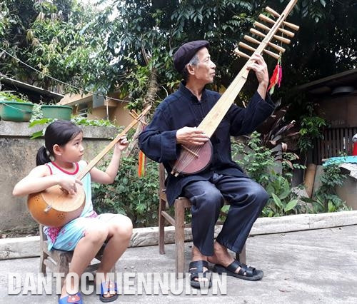 Để bảo tồn và phát triển nghệ thuật hát Then, nghệ nhân Hoàng Đức Thăng (bên trái) ở bản Dâng, xã Cao Bồ, huyện Vị Xuyên (Hà Giang) thường xuyên tổ chức truyền dạy cách sử dụng đàn tính cho thế hệ trẻ. Ảnh: Minh Đức Thông thường, cây đàn tính chỉ có 2 - 3 dây nhưng nghệ nhân Dương Văn Thục ở thị trấn Chợ Rã, huyện Ba Bể (Bắc Kạn) đã sáng tạo ra cây đàn tính 12 dây, có thể chơi được nhiều làn điệu Then. Ảnh: Hoàng Nguyên Để bảo tồn và phát triển nghệ thuật hát Then, nghệ nhân Hoàng Đức Thăng (bên trái) ở bản Dâng, xã Cao Bồ, huyện Vị Xuyên (Hà Giang) thường xuyên tổ chức truyền dạy cách sử dụng đàn tính cho thế hệ trẻ. Ảnh: Minh Đức Thông thường, cây đàn tính chỉ có 2 - 3 dây nhưng nghệ nhân Dương Văn Thục ở thị trấn Chợ Rã, huyện Ba Bể (Bắc Kạn) đã sáng tạo ra cây đàn tính 12 dây, có thể chơi được nhiều làn điệu Then. Ảnh: Hoàng Nguyên