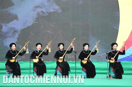 Trình diễn một làn điệu Then tại Liên hoan hát Then đàn tính tỉnh Cao Bằng lần thứ Nhất. Ảnh: Hoàng Hà