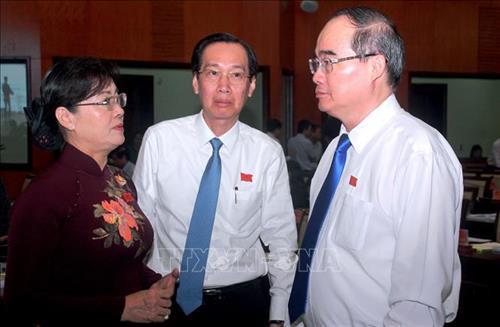 Ủy viên Bộ Chính trị, Bí thư Thành ủy Thành phố Hồ Chí Minh Nguyễn Thiện Nhân trao đổi với lãnh đạo thành phố tại kỳ họp. Ảnh: Thu Hoài - TTXVN Ủy viên Bộ Chính trị, Bí thư Thành ủy Thành phố Hồ Chí Minh Nguyễn Thiện Nhân trao đổi với lãnh đạo thành phố tại kỳ họp. Ảnh: Thu Hoài - TTXVN