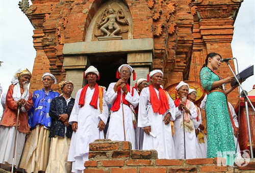 Cụm tháp Hòa Lai gồm tháp Bắc và tháp Nam thuộc địa bàn xã Bắc Phong,Thuận Bắc. Tháp Bắc có kiến trúc khối vuông vững chải với nhiều họa tiết đặc sắc. Tháp Nam mặt tường gạch chạm khắc hoa văn nhưng ở dạng phác thảo. Cấu trúc xây dựng tháp Hòa Lai gồm có ba tầng vững chải. Những mảng điêu khắc hình tượng người và chim Garuda. Họa tiết hoa văn đặc sắc của tháp Hòa Lai. Cửa vào tháp Hòa Lai được mở về hướng Đông. Toàn cảnh cụm tháp Pô Klong Garai thuộc địa bàn phường Đô Vinh. Họa tiết hoa văn và tượng thần trang trí trên các góc tháp. Tháp Pô Klong Garai vào dịp lễ hội Ka tê hàng năm. Du khách tham quan, chụp ảnh lưu niệm tại tháp Pô Klong Garai.