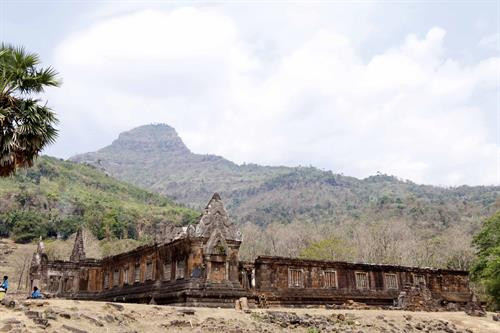 Qua cổng, du khách theo con đường rộng đến chân núi thẳng tắp những hàng trụ đá hình Linga. Ảnh: Phạm Kiên - Phóng viên TTXVN tại Lào Một trong hai khu đền chính còn sót lại trong khu di tích. Ảnh: Phạm Kiên - Phóng viên TTXVN tại Lào Một góc của trong hai khu đền chính còn sót lại trong khu di tích. Ảnh: Phạm Kiên - Phóng viên TTXVN tại Lào Một trong hai khu đền chính còn sót lại trong khu di tích. Ảnh: Phạm Kiên - Phóng viên TTXVN tại Lào Một góc của trong hai khu đền chính còn sót lại trong khu di tích. Ảnh: Phạm Kiên - Phóng viên TTXVN tại Lào Qua cổng, du khách theo con đường rộng đến chân núi thẳng tắp những hàng trụ đá hình Linga. Ảnh: Phạm Kiên - Phóng viên TTXVN tại Lào Một trong hai khu đền chính còn sót lại trong khu di tích. Ảnh: Phạm Kiên - Phóng viên TTXVN tại Lào Một góc của trong hai khu đền chính còn sót lại trong khu di tích. Ảnh: Phạm Kiên - Phóng viên TTXVN tại Lào Một trong hai khu đền chính còn sót lại trong khu di tích. Ảnh: Phạm Kiên - Phóng viên TTXVN tại Lào Một góc của trong hai khu đền chính còn sót lại trong khu di tích. Ảnh: Phạm Kiên - Phóng viên TTXVN tại Lào