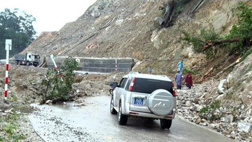 Nhiều điểm trên tuyến đường Trường Sơn Đông bị sạt lở nghiêm trọng, công tác khắc phục đang gặp nhiều khó khăn do mưa to vẫn còn trên khu vực này. Ảnh: Quang Thái - TTXVN Nhiều điểm trên tuyến đường Trường Sơn Đông bị sạt lở nghiêm trọng, công tác khắc phục đang gặp nhiều khó khăn do mưa to vẫn còn trên khu vực này. Ảnh: Quang Thái - TTXVN