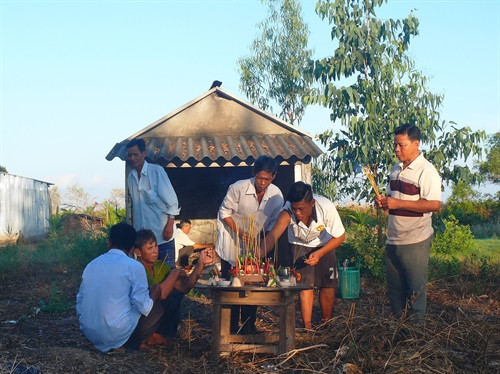 Tại các phum sóc của người Khmer, bà con thường lập một cái miếu nhỏ để thờ Neak - Ta