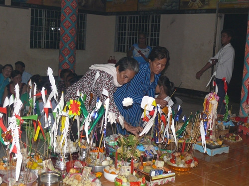 Lễ vật mang tới chùa để dâng cúng các vong linh trong dịp lễ Sen Đôl -ta