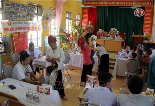 Hoạt động khám bệnh và tư vấn, chăm sóc sức khỏe miễn phí cho hơn 150 học sinh, thiếu niên, nhi đồng tại xã Phiêng Khoài, huyện Yên Châu. Ảnh: Diệp Anh - TTXVN Hoạt động khám bệnh và tư vấn, chăm sóc sức khỏe miễn phí cho hơn 150 học sinh, thiếu niên, nhi đồng tại xã Phiêng Khoài, huyện Yên Châu. Ảnh: Diệp Anh - TTXVN