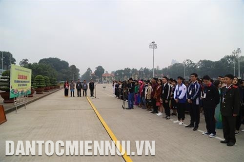 Các em học sinh, sinh viên DTTS xuất sắc, tiêu biểu năm 2018 làm Lễ Báo công trước Lăng Chủ tịch Hồ Chí Minh.