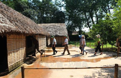 Khách tham quan Khu di tích Kim Liên trong dịp kỷ niệm 128 năm Ngày sinh nhật Bác. Ảnh: Nguyễn Oanh-TTXVN Khách tham quan Khu di tích Kim Liên trong dịp kỷ niệm 128 năm Ngày sinh nhật Bác. Ảnh: Nguyễn Oanh-TTXVN