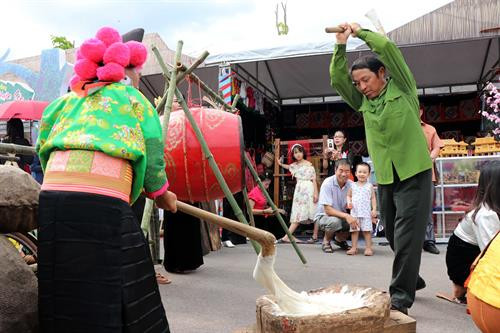 Các nghệ nhân người Mông, tỉnh Sơn La trình diễn hoạt động giã bánh giầy. Ảnh: Hữu Quyết Các nghệ nhân người Mông, tỉnh Sơn La trình diễn hoạt động giã bánh giầy. Ảnh: Hữu Quyết