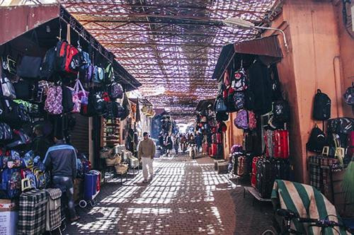 Marrakech là nơi du khách sẽ có được những trải nghiệm tuyệt vời nhất trong đời. Khu phố cổ bên trong lúc nào cũng đầy ắp mùi đồ ăn, mùi gia vị, mùi của những xưởng da thuộc. Sau khi dạo quanh, du khách có thể khám phá khu chợ giống một như mê cung gần đấy. Marrakech là nơi du khách sẽ có được những trải nghiệm tuyệt vời nhất trong đời. Khu phố cổ bên trong lúc nào cũng đầy ắp mùi đồ ăn, mùi gia vị, mùi của những xưởng da thuộc. Sau khi dạo quanh, du khách có thể khám phá khu chợ giống một như mê cung gần đấy.