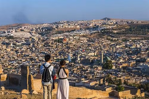 Fes là một thành phố nổi tiếng với rất nhiều tòa nhà có từ thời trung cổ, du khách đến đây rất thích thú với việc vừa đi bộ ngắm cảnh, vừa khám phá những tàn tích còn sót lại. Các điểm nổi bật nhất ở Fes là thị trấn Fes El Bali có từ thế kỷ thứ 9 và hầm mộ Merenid. Fes là một thành phố nổi tiếng với rất nhiều tòa nhà có từ thời trung cổ, du khách đến đây rất thích thú với việc vừa đi bộ ngắm cảnh, vừa khám phá những tàn tích còn sót lại. Các điểm nổi bật nhất ở Fes là thị trấn Fes El Bali có từ thế kỷ thứ 9 và hầm mộ Merenid.