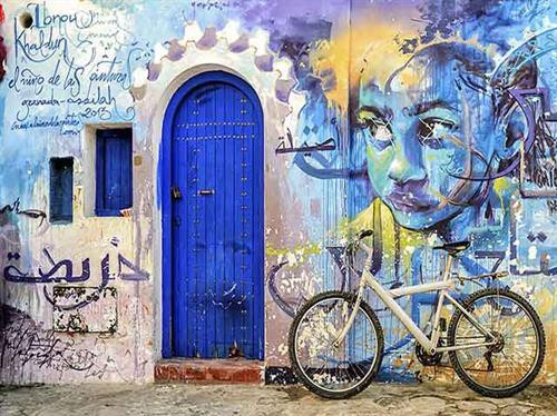 Asilah được biết đến như một điểm đến du lịch rất an toàn, những tòa nhà màu trắng nổi bật bên bờ biển tuyệt đẹp, cùng những bức tranh đầy màu sắc rực rỡ được trang trí cách điệu trên tường là điểm ấn tượng nhất khi du khách ghé thăm. Asilah được biết đến như một điểm đến du lịch rất an toàn, những tòa nhà màu trắng nổi bật bên bờ biển tuyệt đẹp, cùng những bức tranh đầy màu sắc rực rỡ được trang trí cách điệu trên tường là điểm ấn tượng nhất khi du khách ghé thăm.