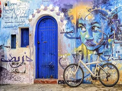 Asilah được biết đến như một điểm đến du lịch rất an toàn, những tòa nhà màu trắng nổi bật bên bờ biển tuyệt đẹp, cùng những bức tranh đầy màu sắc rực rỡ được trang trí cách điệu trên tường là điểm ấn tượng nhất khi du khách ghé thăm. Asilah được biết đến như một điểm đến du lịch rất an toàn, những tòa nhà màu trắng nổi bật bên bờ biển tuyệt đẹp, cùng những bức tranh đầy màu sắc rực rỡ được trang trí cách điệu trên tường là điểm ấn tượng nhất khi du khách ghé thăm.