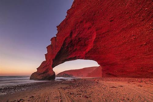 Điều hấp dẫn nhất về thị trấn ở phía tây nam của Maroc là những di sản Tây Ban Nha để lại. Phần lớn khí hậu ở Sidi Ifni ấm áp quanh năm, không khí dễ chịu, con người thân thiện và lúc nào cũng lạc quan. Nơi đây còn có nhiều bờ biển để khách du lịch thoải mái nghỉ ngơi. Điều hấp dẫn nhất về thị trấn ở phía tây nam của Maroc là những di sản Tây Ban Nha để lại. Phần lớn khí hậu ở Sidi Ifni ấm áp quanh năm, không khí dễ chịu, con người thân thiện và lúc nào cũng lạc quan. Nơi đây còn có nhiều bờ biển để khách du lịch thoải mái nghỉ ngơi.