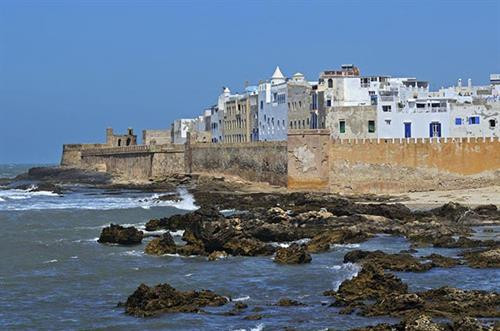 Essaouira nổi tiếng bởi những cống hiến cho những huyền thoại âm nhạc và hội họa. Một thị trấn nhỏ nằm ven biển nhưng xinh đẹp với những bến cảng kỳ lạ, đây sẽ là nơi tuyệt vời để thoát ra khỏi sự căng thẳng của cuộc sống hằng ngày. Essaouira nổi tiếng bởi những cống hiến cho những huyền thoại âm nhạc và hội họa. Một thị trấn nhỏ nằm ven biển nhưng xinh đẹp với những bến cảng kỳ lạ, đây sẽ là nơi tuyệt vời để thoát ra khỏi sự căng thẳng của cuộc sống hằng ngày.