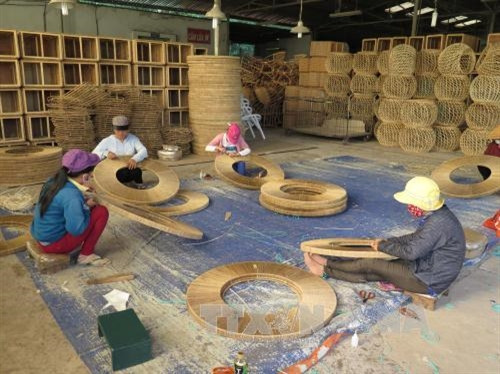 Công ty TNHH Tuyến Hiệp Lợi tại xã Phạm Văn Cội, huyện Củ Chi (Thành phố Hồ Chí Minh) là doanh nghiệp sản xuất các mặt hàng trang trí nội thất như bàn, ghế, bình hoa, đèn, giỏ, khung gương trang trí, xích đu, tủ quần áo từ các nguyên liệu mây, tre, nứa, nhựa, lục bình. Các sản phẩm của công ty Tuyến Hiệp Lợi được xuất khẩu cho các thị trường Mỹ, châu Âu, Nhật Bản, Qatar, Nam Mỹ…Hiện công ty đã tạo việc làm cho hàng trăm lao động tại xã Phạm Văn Cội và lao động đến từ các tỉnh khác với mức lương từ 6 triệu đồng đến 12 triệu đồng/tháng tùy vào từng khâu sản xuất. Trong ảnh: Hoàn thiện các sản phẩm mây tre đan tại Công ty TNHH Tuyến Hiệp Lợi. Ảnh: Hồng Nhung - TTXVN Công ty TNHH Tuyến Hiệp Lợi tại xã Phạm Văn Cội, huyện Củ Chi (Thành phố Hồ Chí Minh) là doanh nghiệp sản xuất các mặt hàng trang trí nội thất như bàn, ghế, bình hoa, đèn, giỏ, khung gương trang trí, xích đu, tủ quần áo từ các nguyên liệu mây, tre, nứa, nhựa, lục bình. Các sản phẩm của công ty Tuyến Hiệp Lợi được xuất khẩu cho các thị trường Mỹ, châu Âu, Nhật Bản, Qatar, Nam Mỹ…Hiện công ty đã tạo việc làm cho hàng trăm lao động tại xã Phạm Văn Cội và lao động đến từ các tỉnh khác với mức lương từ 6 triệu đồng đến 12 triệu đồng/tháng tùy vào từng khâu sản xuất. Trong ảnh: Hoàn thiện các sản phẩm mây tre đan tại Công ty TNHH Tuyến Hiệp Lợi. Ảnh: Hồng Nhung - TTXVN