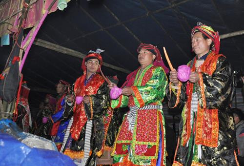 Chỉ các học trò nam giới mới được tham gia phần nghi lễ cúng trong lễ cấp sắc 12 đèn. Khi tham gia nghi lễ, các học trò phải mặc trang phục truyền thống theo đúng quy định. Nghi lễ cấp sắc 12 đèn gồm nhiều lễ cúng quan trọng, diễn ra trong không gian văn hóa mang đậm bản sắc dân tộc Dao, được trang trí công phu. Cùng thực hiện một nghi lễ trước bàn thờ trung tâm. Thực hiện nghi lễ dâng hương với những điệu nhảy trong tiếng kèn, trống rộn ràng. Phụ nữ trong trang phục cô dâu theo chồng đi làm lễ. Trong 4 ngày tất cả chỉ ăn cơm chay, bữa cuối cùng mới được ăn cơm có thịt. Những em nhỏ tham gia một nghi lễ cúng sao mặt trời. Một nghi lễ cúng ngoài trời ban đêm. Chuẩn bị sẵn sàng chiếc ghế để ngồi trước nghi lễ thắp đèn. Thầy cúng truyền 1 mâm 7 đèn và 1 mâm 12 đèn qua đầu các học trò. Các học trò được sư phụ dùng 2 chiếc gậy làm phép đỡ dậy khỏi ghế. Nghi lễ cấp sắc 12 đèn có ý nghĩa quan trọng với đồng bào Dao đỏ, vừa khẳng định sự trưởng thành và vị thế của người đàn ông, vừa cấp sắc cho cả những người đã qua đời, đồng thời chứng nhận cho các cặp vợ chồng mãi bên nhau khi sang thế giới bên kia.