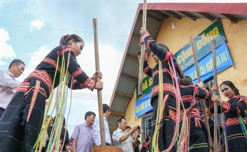 Trước khi làm Lễ mừng lúa mới, thầy cúng làm Lễ đưa hồn lúa về nhà kho và xin phép thần lúa cho người dân được gặt lúa đem về kho. Người thu hoạch lúa phải vuốt bằng tay để không làm cây lúa bị đau, thần lúa mới ở lại với gia chủ Sau đó, thầy cúng đặt các lễ vật về phía Đông và thực hiện các nghi thức rước lúa với mong muốn mong mùa rẫy mới mưa thuận gió hòa, mùa màng tươi tốt Sau khi làm lễ xong, thầy cúng mời người phụ nữ là chủ ruộng lúa uống rượu cần. Theo phong tục, người uống phải say, rượu cần phải cạn thì vụ mùa năm sau sẽ càng nhiều lúa. Sau phần lễ rước hồn lúa về kho, người dân tổ chức dã gạo để lựa ra những hạt gạo tốt nhất Những âm thanh gọi thần lúa về kho Sau khi mọi lễ vật đã chuẩn bị đầy đủ, thầy cúng thực hiện nghi thức cúng các vị thần linh ở kho lúa mới để tạ ơn thần Đất - Trời, Núi - Rừng. Tiếp đó là Lễ cúng lúa mới và cúng sức khỏe cho già làng với đầy đủ các lễ vật: cơm lúa mới, rượu cần, heo, gà... Thầy cúng khấn niệm với mong muốn cầu chúc mọi người sức khỏe, gia đình hạnh phúc, mùa màng bội thu. Sau khi cúng xong, thầy cúng mời người nữ, chủ ruộng lên uống rượu cần. Phần lễ vật và rượu cần còn lại được chia cho tất cả những người được mời tham dự.. . Người dân và du khách cùng chung vui Múa hát quanh cây nêu trong ngày hội ... cồng chiêng "Mừng lúa mới được mùa" kết hợp với những điệu múa xoang đầy uyển chuyển trong "Mọi người ơi, hòa cùng nhịp xoang Gia Rai" Một hình ảnh không thể thiếu trong các nghi lễ của người Gia Rai chính là biểu tượng của những chú chim, có thể bay lên cao đến xứ sở các thần linh đem theo lời cầu xin của con người.