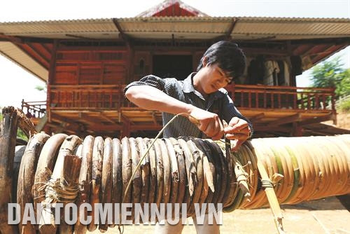 Mây được phơi khô và quấn chặt để tạo khuôn ghế