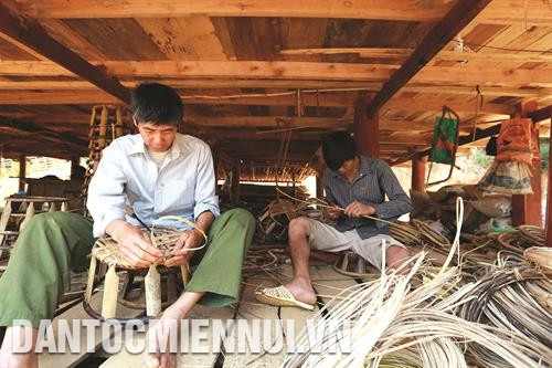 Gia đình ông Lò Văn Muôn ở xã Nà Tấu, huyện Điện Biên là một trong những gia đình rất có ý thức gìn giữ nghề