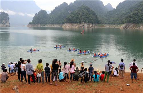 Người dân đến xem Hội đua thuyền Kayak. Ảnh Quang Đán - TTXVN Người dân đến xem Hội đua thuyền Kayak. Ảnh Quang Đán - TTXVN