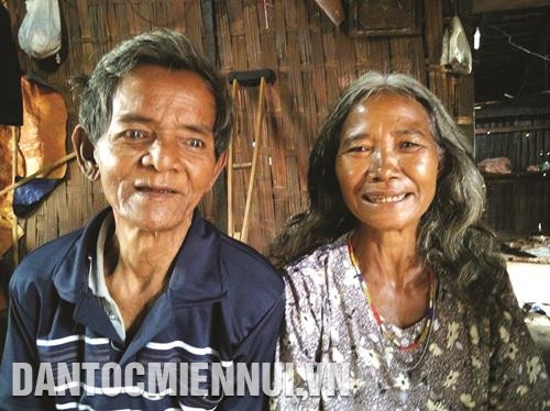 Vợ chồng ông Rưch và bà Klưch Klot ở làng Kto, xã Kon Gang, huyện Đắk Đoa (Gia Lai) là những người được trả ơn Vợ chồng ông Rưch và bà Klưch Klot ở làng Kto, xã Kon Gang, huyện Đắk Đoa (Gia Lai) là những người được trả ơn