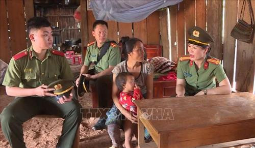 Trung tá Đinh Thị Thêu đến từng gia đình xã Chiềng Sơn để nắm tình hình và tuyên truyền, vận động nhân dân chấp hành nghiêm các chủ trương, đường lối của Đảng, pháp luật của Nhà nước. Ảnh: Nguyễn Cường - TTXVN Trung tá Đinh Thị Thêu đến từng gia đình xã Chiềng Sơn để nắm tình hình và tuyên truyền, vận động nhân dân chấp hành nghiêm các chủ trương, đường lối của Đảng, pháp luật của Nhà nước. Ảnh: Nguyễn Cường - TTXVN