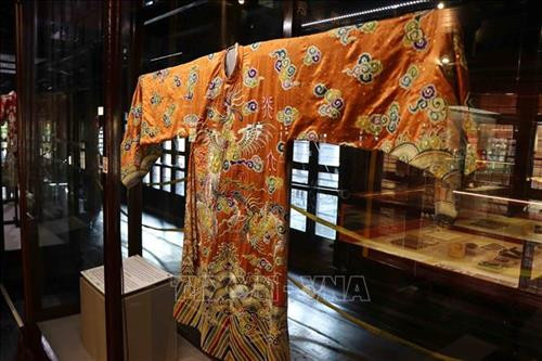Hiện vật phục chế Hoàng bào Hoàng hậu thời Nguyễn. Ảnh: Đỗ Trưởng - TTXVN