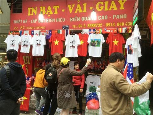 Du khách chọn mua áo có in hình Tổng thống Mỹ Donald Trump và Chủ tịch Triều Tiên Kim Jong-un tại một cửa hàng trên phố Hàng Bông. Ảnh: Quang Hải - TTXVN Một du khách nước ngoài đến tìm mua áo có in hình Tổng thống Mỹ Donald Trump và Chủ tịch Triều Tiên Kim Jong-un tại một cửa hàng trên phố Hàng Bông. Ảnh: Quang Hải - TTXVN Nhiều khách chụp ảnh lưu làm kỷ niệm. Ảnh: Minh Quyết – TTXVN Những ngày này cơ sở in áo của anh Trương Thanh Đức trên phố Hàng Bông in hơn 300 áo mỗi ngày. Ảnh: Minh Quyết – TTXVN Những ngày này cơ sở in áo của anh Trương Thanh Đức trên phố Hàng Bông in hơn 300 áo mỗi ngày. Ảnh: Minh Quyết – TTXVN Khách du lịch chọn mua áo phông in hình Tổng thống Donald Trump và Chủ tịch Kim Jong-un trên phố Hàng Bông (Hà Nội) làm kỷ niệm. Ảnh: Minh Quyết – TTXVN Nhiều du khách quốc tế thích thú với mặt hàng áo phông in hình Tổng thống Donald Trump và Chủ tịch Kim Jong-un trên phố Hàng Bông (Hà Nội). Ảnh: Minh Quyết – TTXVN Chủ cửa hàng áo phông in hình Tổng thống Donald Trump và Chủ tịch Kim Jong-un trên phố Hàng Bông (Hà Nội) trả lời phỏng vấn phóng viên báo chí quốc tế. Ảnh: Minh Quyết – TTXVN Áo phông in hình Tổng thống Donald Trump và Chủ tịch Kim Jong-un trên phố Hàng Bông (Hà Nội) đang là mặt hàng bán rất chạy. Ảnh: Minh Quyết – TTXVN Đông đảo khách du lịch quốc tế đến mua áo phông in hình Tổng thống Donald Trump và Chủ tịch Kim Jong-un trên phố Hàng Bông (Hà Nội). Ảnh: Minh Quyết – TTXVN Khách du lịch mua cờ các nước trên phố Hàng Bông (Hà Nội). Ảnh: Minh Quyết – TTXVN Du khách chọn mua áo có in hình Tổng thống Mỹ Donald Trump và Chủ tịch Triều Tiên Kim Jong-un tại một cửa hàng trên phố Hàng Bông. Ảnh: Quang Hải - TTXVN Một du khách nước ngoài đến tìm mua áo có in hình Tổng thống Mỹ Donald Trump và Chủ tịch Triều Tiên Kim Jong-un tại một cửa hàng trên phố Hàng Bông. Ảnh: Quang Hải - TTXVN Nhiều khách chụp ảnh lưu làm kỷ niệm. Ảnh: Minh Quyết – TTXVN Những ngày này cơ sở in áo của anh Trương Thanh Đức trên phố Hàng Bông in hơn 300 áo mỗi ngày. Ảnh: Minh Quyết – TTXVN Những ngày này cơ sở in áo của anh Trương Thanh Đức trên phố Hàng Bông in hơn 300 áo mỗi ngày. Ảnh: Minh Quyết – TTXVN Khách du lịch chọn mua áo phông in hình Tổng thống Donald Trump và Chủ tịch Kim Jong-un trên phố Hàng Bông (Hà Nội) làm kỷ niệm. Ảnh: Minh Quyết – TTXVN Nhiều du khách quốc tế thích thú với mặt hàng áo phông in hình Tổng thống Donald Trump và Chủ tịch Kim Jong-un trên phố Hàng Bông (Hà Nội). Ảnh: Minh Quyết – TTXVN Chủ cửa hàng áo phông in hình Tổng thống Donald Trump và Chủ tịch Kim Jong-un trên phố Hàng Bông (Hà Nội) trả lời phỏng vấn phóng viên báo chí quốc tế. Ảnh: Minh Quyết – TTXVN Áo phông in hình Tổng thống Donald Trump và Chủ tịch Kim Jong-un trên phố Hàng Bông (Hà Nội) đang là mặt hàng bán rất chạy. Ảnh: Minh Quyết – TTXVN Đông đảo khách du lịch quốc tế đến mua áo phông in hình Tổng thống Donald Trump và Chủ tịch Kim Jong-un trên phố Hàng Bông (Hà Nội). Ảnh: Minh Quyết – TTXVN Khách du lịch mua cờ các nước trên phố Hàng Bông (Hà Nội). Ảnh: Minh Quyết – TTXVN