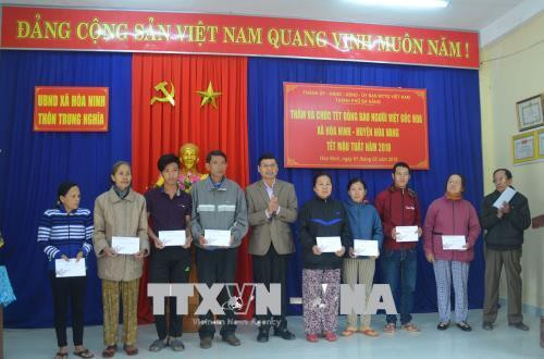 Lãnh đạo thành phố Đà Nẵng trao quà Tết cho đồng bào người Hoa, xã Hòa Ninh, huyện Hòa Vang. Ảnh : Đinh Văn Nhiều-TTXVN