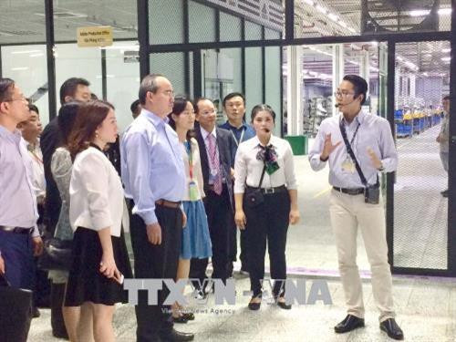 Bí thư Thành ủy Thành phố Hồ Chí Minh Nguyễn Thiện Nhân tham quan Công ty TNHH Pou Yuen Việt Nam. Ảnh: Thanh Vũ-TTXVN