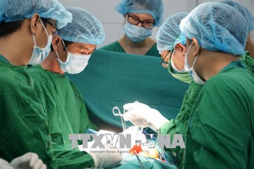 Bác sĩ Bệnh viện quận Thủ Đức, Thành phố Hồ Chí Minh, thực hiện phẫu thuật bướu giáp cho bệnh nhân. Ảnh: Phương Vy - TTXVN Bác sĩ Bệnh viện quận Thủ Đức, Thành phố Hồ Chí Minh, thực hiện phẫu thuật bướu giáp cho bệnh nhân. Ảnh: Phương Vy - TTXVN