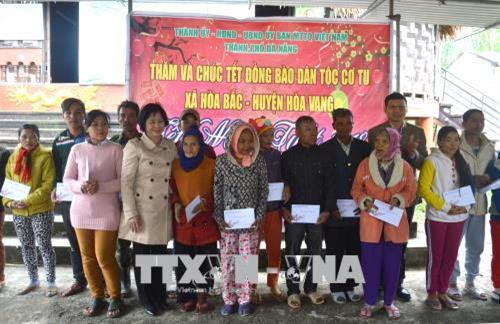 Lãnh đạo thành phố Đà Nẵng trao quà Tết cho người đồng bào dân tộc Cơ tu, xã Hòa Bắc, huyện Hòa Vang. Ảnh: Đinh Văn Nhiều - TTXVN