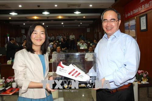 Bà Thái Bội Quân, Chủ tịch kiêm Tổng Giám đốc điều hành Tập đoàn Pou Yuen tặng quà lưu niệm Bí thư Thành ủy Thành phố Hồ Chí Minh Nguyễn Thiện Nhân. Ảnh: Thanh Vũ-TTXVN