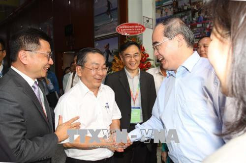 Bí thư Thành ủy Thành phố Hồ Chí Minh Nguyễn Thiện Nhân với các chuyên gia và lãnh đạo Công ty TNHH Pou Yuen Việt Nam. Ảnh: Thanh Vũ-TTXVN