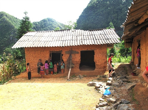 Các lớp học ở điểm trường Sủng Chớ B, xã Sủng Tráng, huyện Yên Minh, Hà Giang đã xuống cấp nghiêm trọng, không đảm bảo cho việc dạy và học. Ảnh: Minh Tâm-TTXVN Các lớp học ở điểm trường Sủng Chớ B, xã Sủng Tráng, huyện Yên Minh, Hà Giang đã xuống cấp nghiêm trọng, không đảm bảo cho việc dạy và học. Ảnh: Minh Tâm-TTXVN