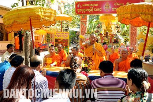 Nghi thức đón chư thiên tại chùa Candaransi (Chan-ta-răng-sây), Quận 3, Thành phố Hồ Chí Minh trong Tết cổ truyền Chôl Chnăm Thmây. Ảnh: Phúc Thanh