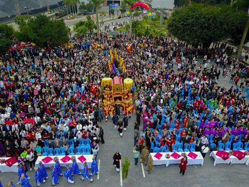 Toàn cảnh Lễ rước “Đức Ông vi hành khu an ngự” . Ảnh: Trung Nguyên - TTXVN Toàn cảnh Lễ rước “Đức Ông vi hành khu an ngự” . Ảnh: Trung Nguyên - TTXVN