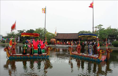 Du thuyền hát giao duyên tại chùa Keo. Ảnh: Thế Duyệt – TTXVN Du thuyền hát giao duyên tại chùa Keo. Ảnh: Thế Duyệt – TTXVN