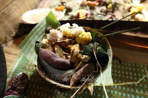 Lễ vật mang đến cúng tổ tiên của một hộ trong dòng họ. Ảnh: Phan Tuấn Anh - TTXVN