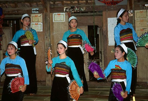 Người Thái ở Mai Châu ăn mặc khác với người Thái vùng Tây Bắc.