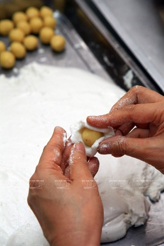 Người thợ khéo léo nặn bánh. Người thợ khéo léo nặn bánh.