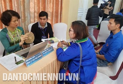 Các cá nhân, doanh nghiệp khởi nghiệp giới thiệu sản phẩm đến các nhà đầu tư, nhà phân phối để tìm kiếm thị trường và kêu gọi đầu tư. Ảnh: Nam Sương