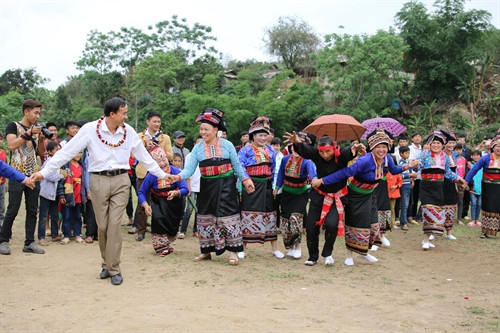 Dân làng bản Na Sang đang tổ chức các trò chơi truyền thống.