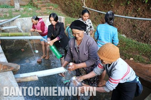 Nước chảy ra từ khe núi dồi dào, trong trẻo, thể hiện sự giàu có, thịnh vượng của làng. Ảnh: Hồng Điệp Người Jrai rất quý trọng nguồn nước. Ảnh: Hồng Điệp