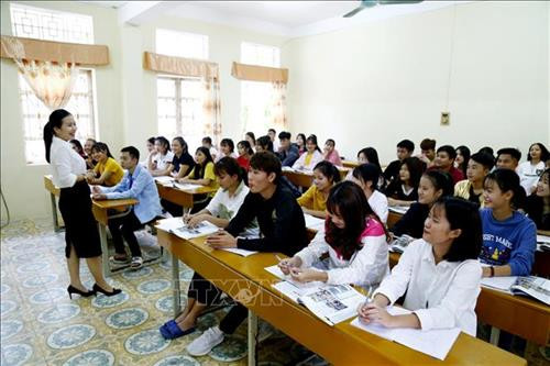 Cô giáo Đoàn Thị Cúc trong một buổi lên lớp. Ảnh: Nam Sương - TTXVN