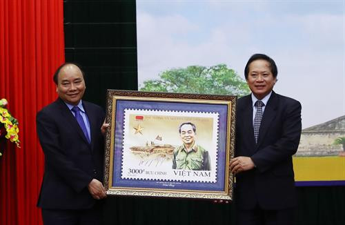 Bộ trưởng Bộ Thông tin và Truyền thông Trương Minh Tuấn thực hiện nghi thức trao tặng bộ tem cho Thủ tướng Nguyễn Xuân Phúc. Ảnh: Thống Nhất-TTXVN Bộ trưởng Bộ Thông tin và Truyền thông Trương Minh Tuấn thực hiện nghi thức trao tặng bộ tem cho Thủ tướng Nguyễn Xuân Phúc. Ảnh: Thống Nhất-TTXVN