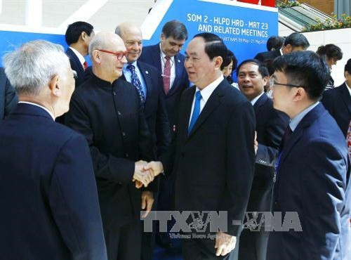 Chủ tịch nước Trần Đại Quang với các đại biểu đại diện các nền kinh tế APEC tham dự đối thoại. Ảnh: An Đăng – TTXVN Chủ tịch nước Trần Đại Quang với các đại biểu đại diện các nền kinh tế APEC tham dự đối thoại. Ảnh: An Đăng – TTXVN