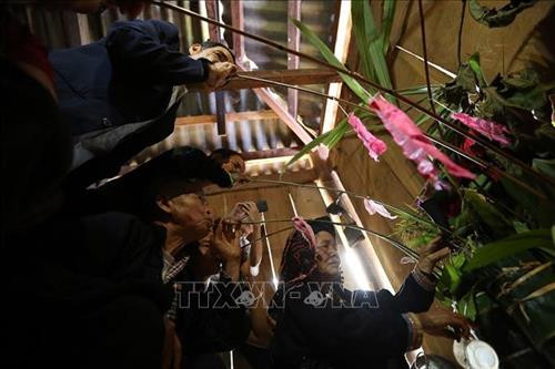 Sau khi cúng mời tổ tiên, các con cháu uống rượu cần mời ông bà về chung vui với dòng họ. Ảnh: Phan Tuấn Anh - TTXVN