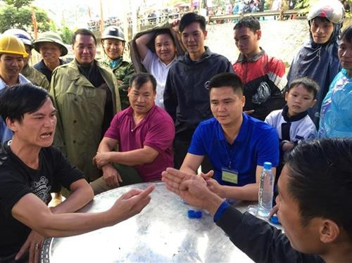 Trình diễn trang phục dân tộc trong Ngày hội văn hóa Chợ tình còn trưng bày, mua bán các sản vật của đồng bào. Là nơi để những người đàn ông dân tộc cùng nhau gặp gỡ, tâm tình và thi lày cỏ. Chàng trai dân tộc Dao trao chiếc khăn cho bạn gái sau đêm chợ tình Chợ tình còn là nơi hẹn hò, giao lưu cùng hát giao duyên của các chàng trai, cô gái dân tộc Lô lô.