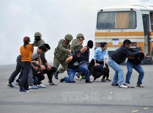 Xem đặc công Việt Nam diễn tập chống khủng bố, giải cứu con tin ảnh 9